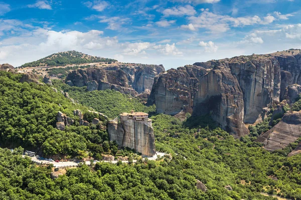 Kloosters op de bovenkant van rots in Griekenland — Stockfoto