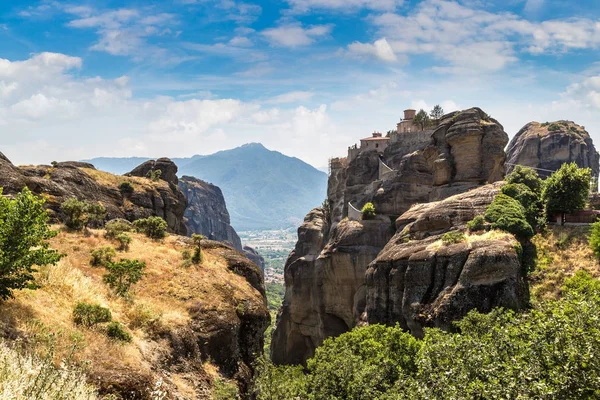 Kloosters op de bovenkant van rots in Griekenland — Stockfoto