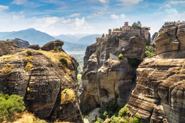 Kláštery na vrcholu skály v Řecku — Stock fotografie