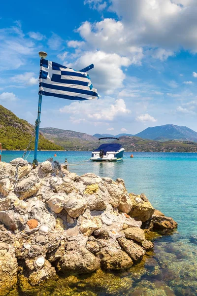 Vouliagmeni Sjön Och Grekisk Flagg Nära Loutraki Sommardag Grekland — Stockfoto