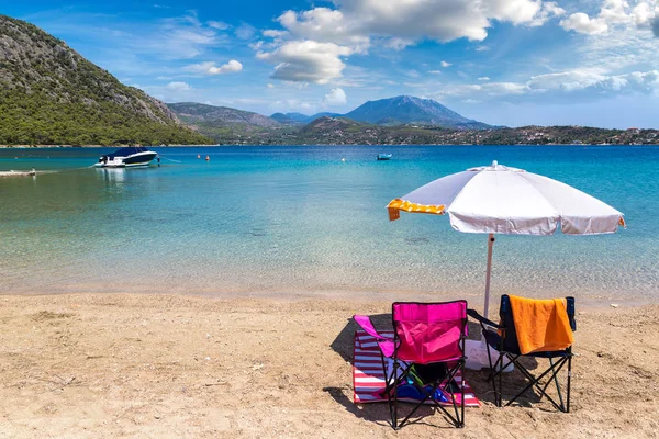 Parasol i tarasem słonecznym, na plaży, Grecja — Zdjęcie stockowe