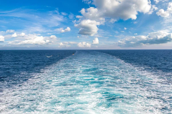 Rastros de barcos en el mar — Foto de Stock