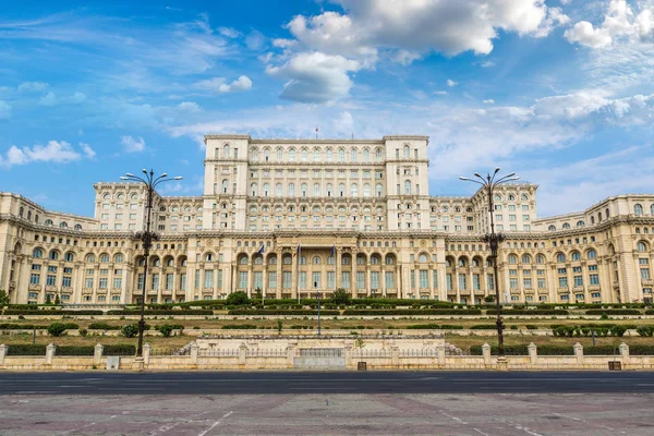 Palacio Del Parlamento Día Verano Bucarest Rumania — Foto de Stock