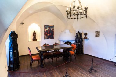 Transilvanya, Romanya - 15 Haziran 2015: İç in Bran Şatosu (Drakula'nın Şatosu) bir yaz günü, Transilvanya, Romanya