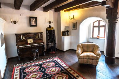 Transilvanya, Romanya - 15 Haziran 2015: İç in Bran Şatosu (Drakula'nın Şatosu) bir yaz günü, Transilvanya, Romanya