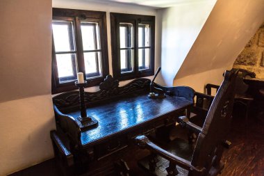 Transilvanya, Romanya - 15 Haziran 2015: İç in Bran Şatosu (Drakula'nın Şatosu) bir yaz günü, Transilvanya, Romanya