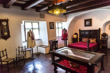 Transilvanya, Romanya - 15 Haziran 2015: İç in Bran Şatosu (Drakula'nın Şatosu) bir yaz günü, Transilvanya, Romanya