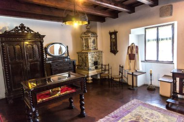 Transilvanya, Romanya - 15 Haziran 2015: İç in Bran Şatosu (Drakula'nın Şatosu) bir yaz günü, Transilvanya, Romanya