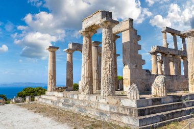 Aphaia Tapınağı Aegina Adası'bir yaz günü Yunanistan