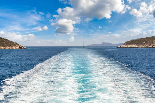 Rastros de barcos en el mar — Foto de Stock