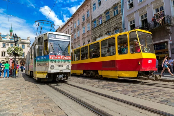 Gammal spårvagn i i Lvivs historiska centrum — Stockfoto