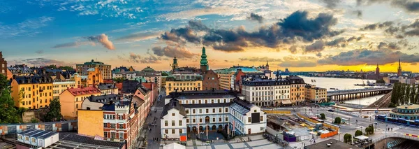 V létě noční panorama ze Stockholmu — Stock fotografie
