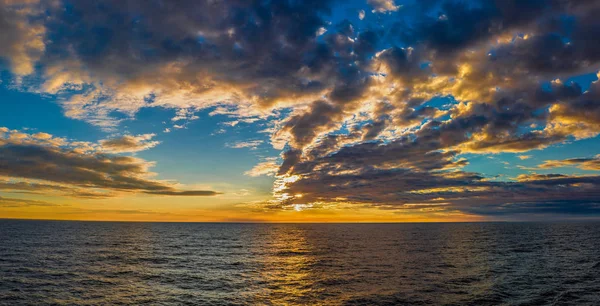 ドバイ海と夕陽が美しいビーチ — ストック写真