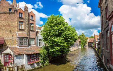 Bruges içinde kanal
