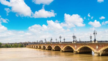 bordeaux şehrinde eski taşlı Köprüsü
