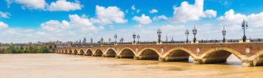 bordeaux şehrinde eski taşlı Köprüsü