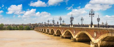 bordeaux şehrinde eski taşlı Köprüsü
