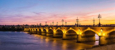 bordeaux şehrinde eski taşlı Köprüsü