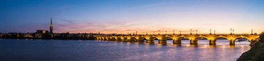 bordeaux şehrinde eski taşlı Köprüsü