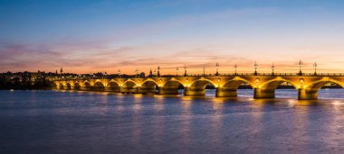 bordeaux şehrinde eski taşlı Köprüsü