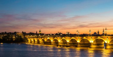 bordeaux şehrinde eski taşlı Köprüsü