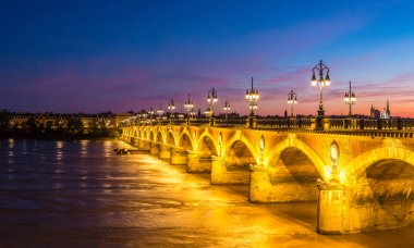 bordeaux şehrinde eski taşlı Köprüsü