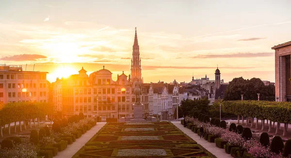 Városképet gazdagító épületnek szánták a brüsszeli naplementekor — Stock Fotó