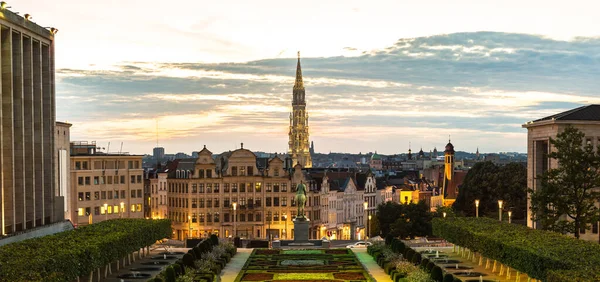 Stadsgezicht van Brussel bij nacht — Stockfoto