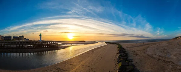 Houten pier en vuurtoren — Stockfoto