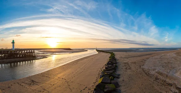 Holzsteg und Leuchtturm — Stockfoto