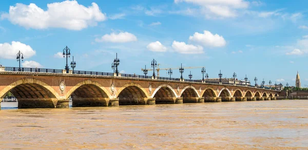 Viejo puente de piedra en Burdeos — Foto de Stock