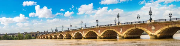 Oude stenen brug in bordeaux — Stockfoto