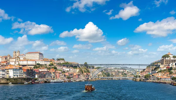 Bateau touristique et rivière Douro à Porto — Photo