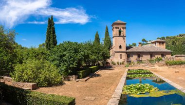 Alhambra Sarayı 'ndaki Garden and Bell Tower.