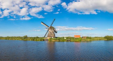 Yel değirmenleri ve doğal kanalda