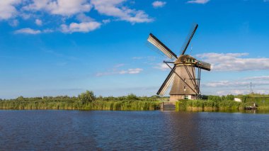 Yel değirmenleri ve doğal kanalda