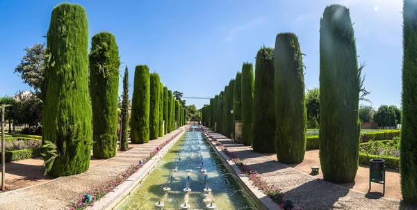 Fontäner och trädgårdar på Alcazar i Córdoba — Stockfoto