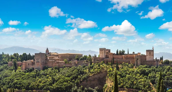 Fortaleza árabe de la Alhambra en Granada — Foto de Stock