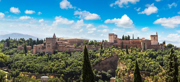 Fortaleza árabe de la Alhambra en Granada — Foto de Stock