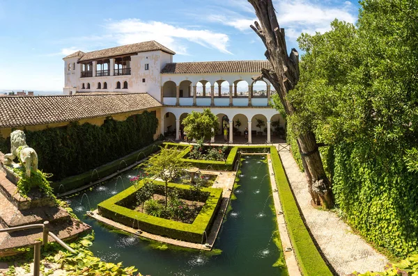 Jardín y campanario en el palacio de la Alhambra — Foto de Stock