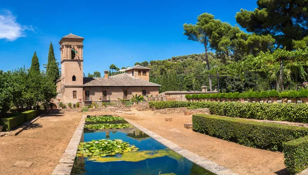 Jardim e Bell Tower em Alhambra palácio — Fotografia de Stock