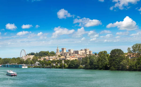 Paleis van de pausen en de Rhone rivier in Avignon — Stockfoto