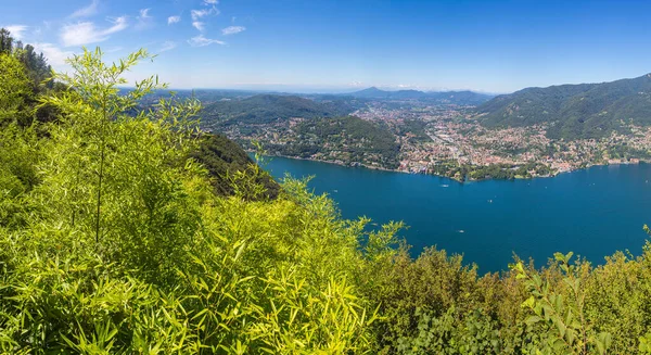 Panoramisch uitzicht op het Comomeer in Italië — Stockfoto