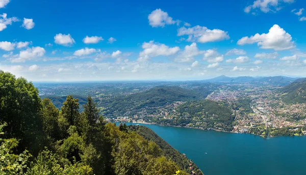 Panoramisch uitzicht op het Comomeer in Italië — Stockfoto