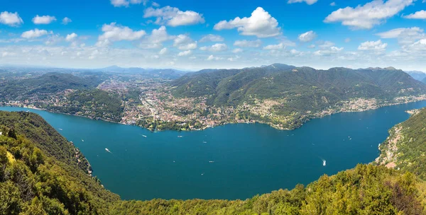 Panoramisch uitzicht op het Comomeer in Italië — Stockfoto