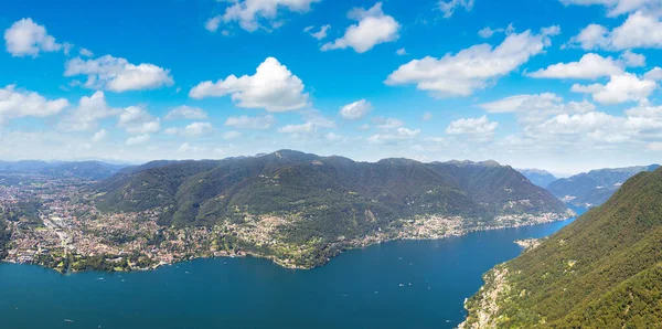 Panoramisch uitzicht op het Comomeer in Italië — Stockfoto