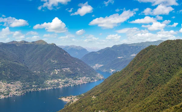 Panoramisch uitzicht op het Comomeer in Italië — Stockfoto