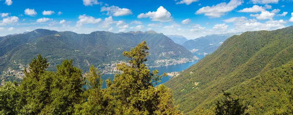 Панорамним видом на озеро Комо в Італії — стокове фото