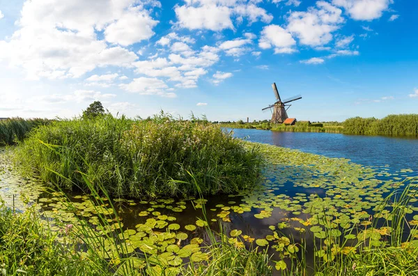 Wiatraki i kanał w Kinderdijk — Zdjęcie stockowe