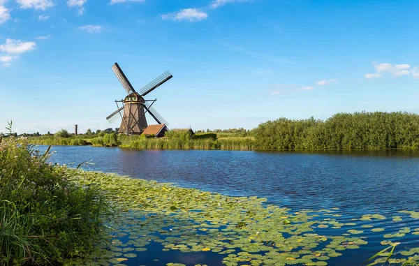 Větrné mlýny a canal v Kinderdijk — Stock fotografie